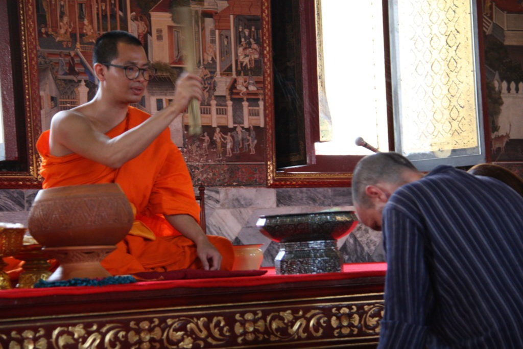 Monk Blessing person - Mochilao a dois Monk Blessing person - Mochilao a dois
