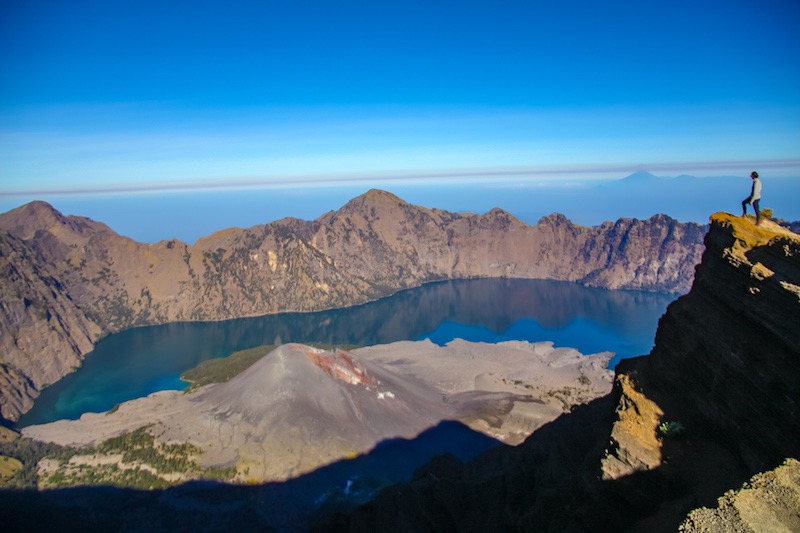 Vista da Cratera Descida Monte Rinjani Vista da Cratera do Monte Rinjani e seu vulcão ativo no interior dela