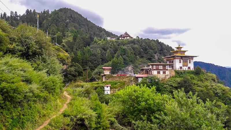 Onde visitar no Butão: Os monastérios de Zangdok Pelri e Ugyen Tsemo, respectivamente