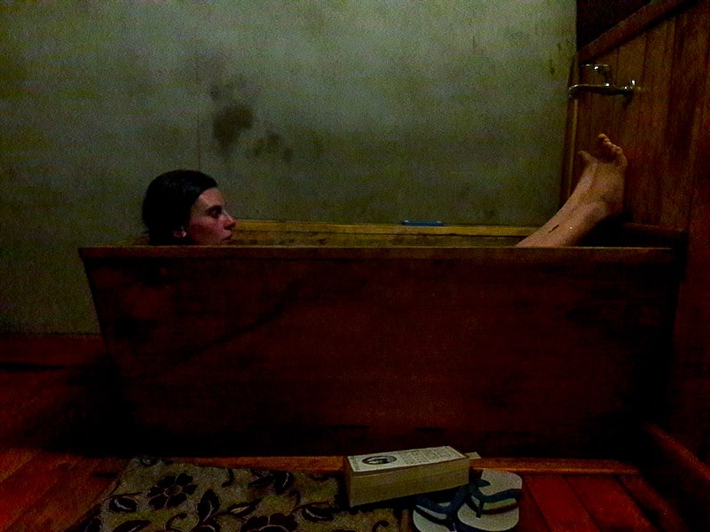 Dentre os lugares onde visitar no Butão, a Ugyen Farmhouse tem que estar no seu roteiro, junto com uma hot stone bath!