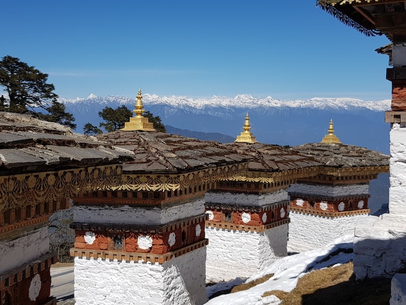 Stupas da Passagem de Dochula, com as maiores montanhas do país ao fundo.