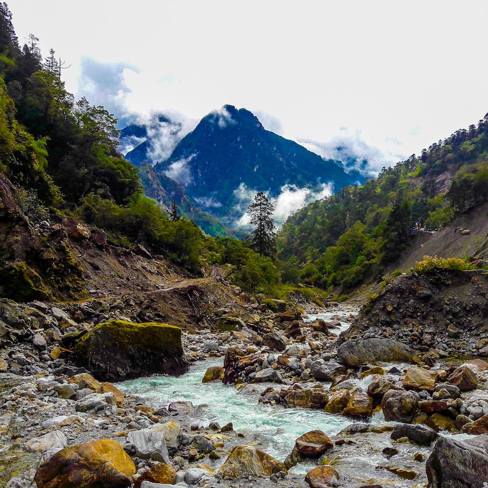 Gasa, um dos lugares no alto dos Himalayas, onde existem termas naturais.