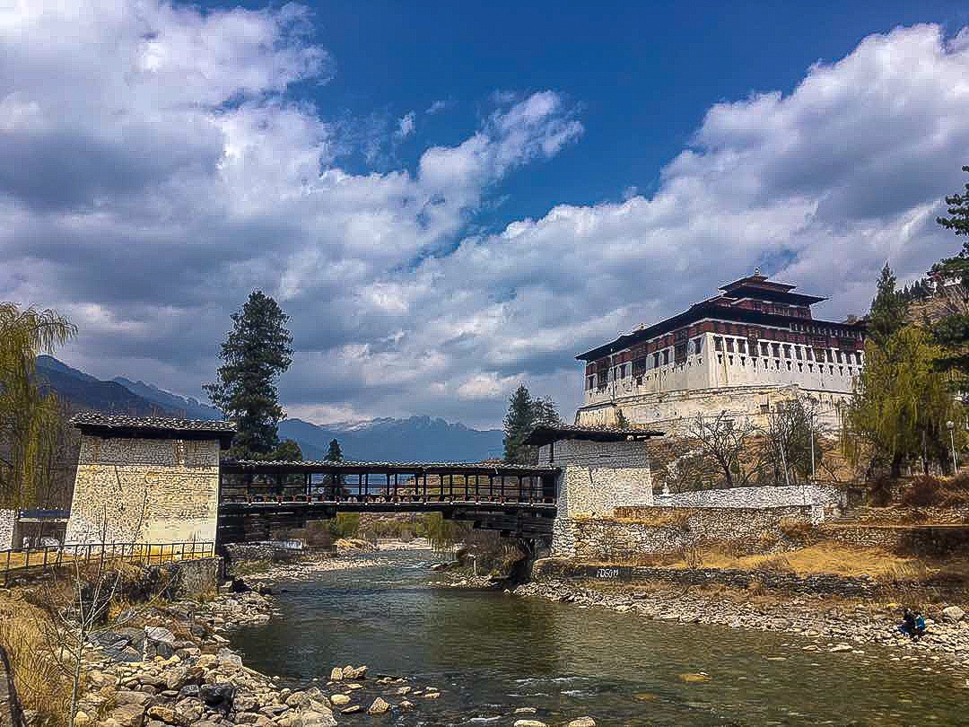 Um dos primeiros lugares onde visitar no Butão, o Rinpung Dzong é um dos mais bonitos do Butão, com a sua ponte ainda sendo a original do século XVII.