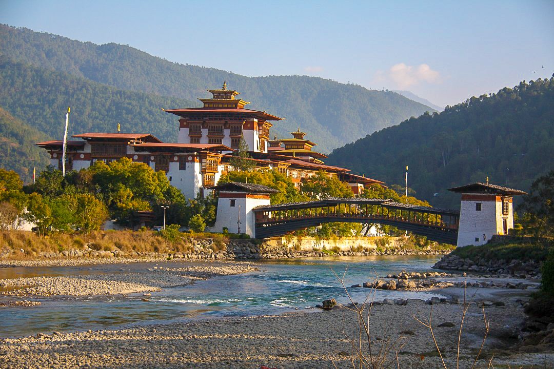 O Dzong mais bonito dentre os lugares onde visitar no Butão.
