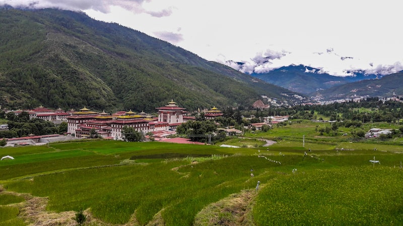 Dos lugares onde visitar no Butão, o Tashichho Dzong também deve estar na sua lista