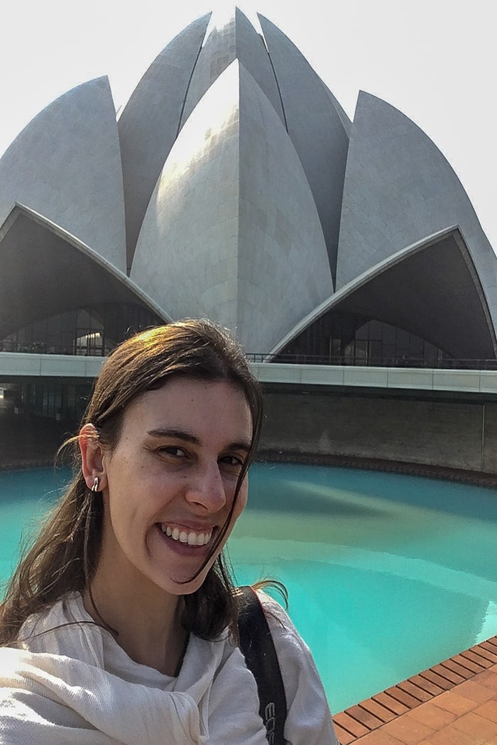 Sozinha no Templo de Lótus na Índia