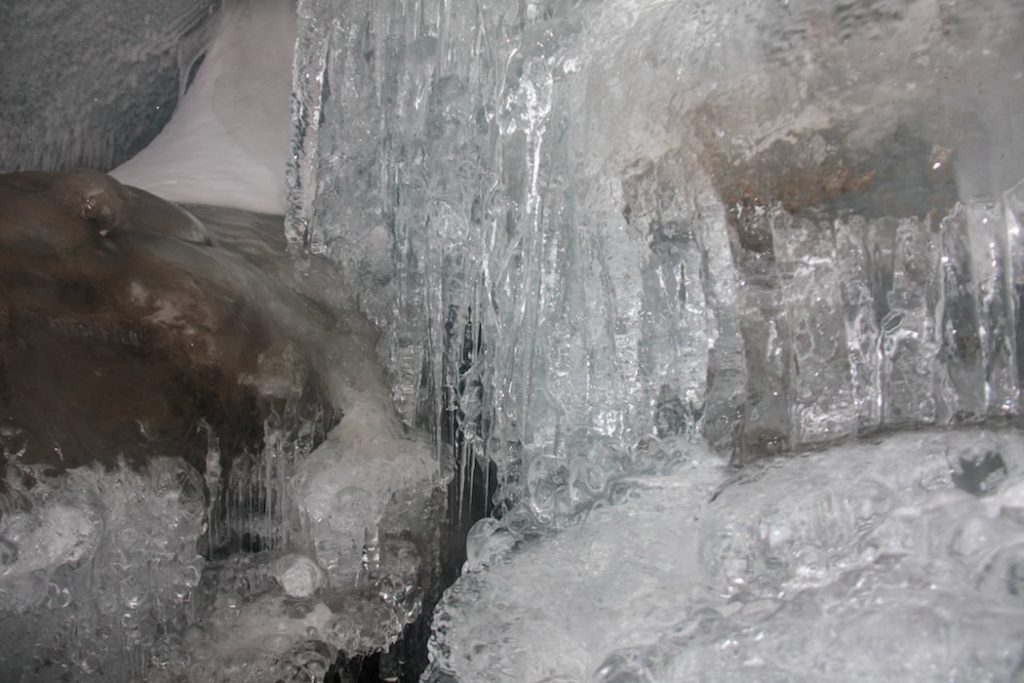 Caverna de Gelo em Svalbard