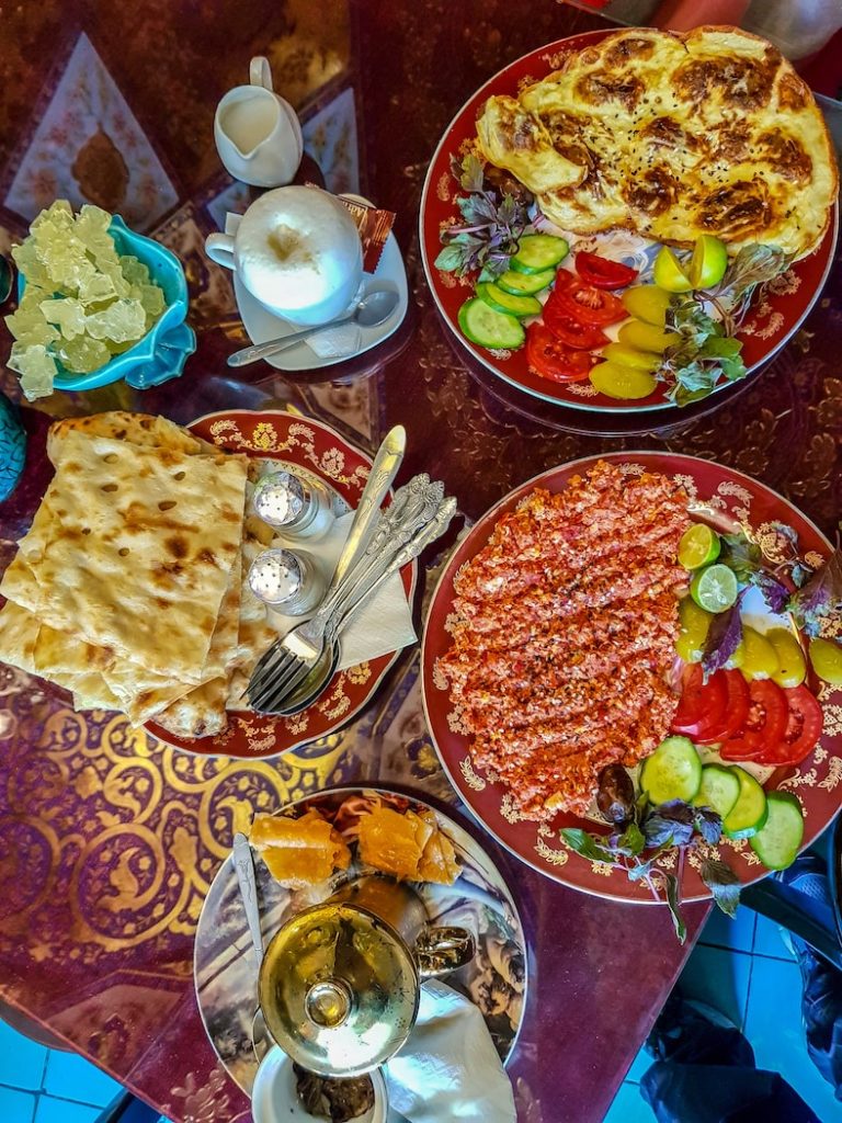 Bahar Narenj Café